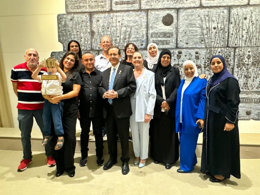 منح وسام رئيس الدولة للتميز والتطوع للناشط فؤاد الزيادنة من رهط
